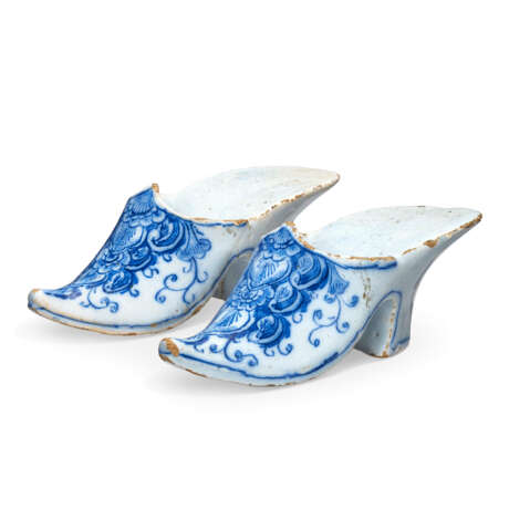 A PAIR OF DUTCH DELFT BLUE AND WHITE MODELS OF SHOES - Foto 2