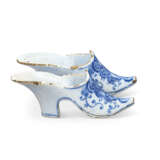 A PAIR OF DUTCH DELFT BLUE AND WHITE MODELS OF SHOES - фото 3