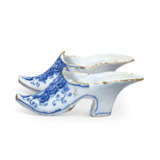 A PAIR OF DUTCH DELFT BLUE AND WHITE MODELS OF SHOES - фото 4