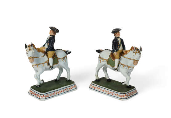 A PAIR OF DUTCH DELFT COLD-PAINTED EQUESTRIAN GROUPS - Foto 1