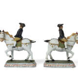 A PAIR OF DUTCH DELFT COLD-PAINTED EQUESTRIAN GROUPS - Foto 2
