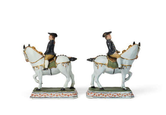 A PAIR OF DUTCH DELFT COLD-PAINTED EQUESTRIAN GROUPS - фото 3