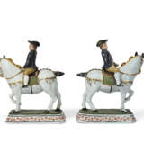 A PAIR OF DUTCH DELFT COLD-PAINTED EQUESTRIAN GROUPS - Foto 3