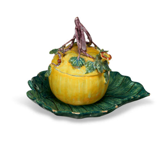 A DUTCH DELFT MELON-FORM BOX AND COVER AND LEAF-FORM STAND - фото 1