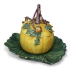A DUTCH DELFT MELON-FORM BOX AND COVER AND LEAF-FORM STAND - Foto 2