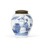 FIVE DUTCH DELFT BLUE AND WHITE TOBACCO JARS WITH BRASS COVERS - Foto 5