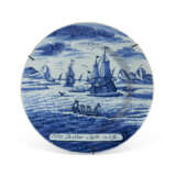 FOUR DUTCH DELFT BLUE AND WHITE 'HERRING FISHERY' PLATES - Foto 2