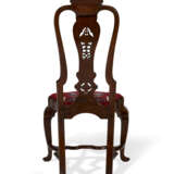 A SET OF TEN WALNUT DINING CHAIRS - фото 6