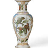 A LARGE FRENCH OPAQUE WHITE GLASS VASE - photo 3