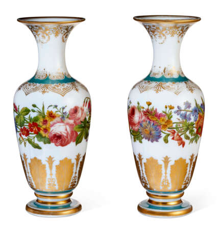 A PAIR OF FRENCH OPAQUE WHITE GLASS VASES - Foto 2