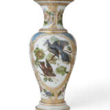 A LARGE FRENCH OPAQUE WHITE GLASS VASE - photo 4
