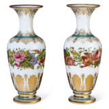 A PAIR OF FRENCH OPAQUE WHITE GLASS VASES - Foto 4