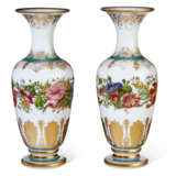 A PAIR OF FRENCH OPAQUE WHITE GLASS VASES - Foto 5