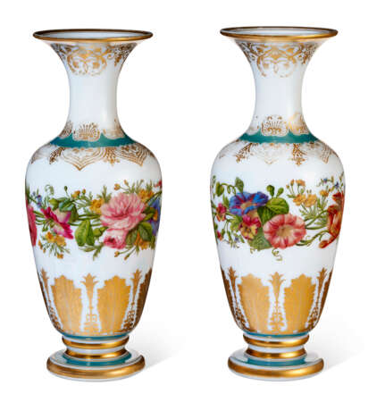 A PAIR OF FRENCH OPAQUE WHITE GLASS VASES - Foto 5