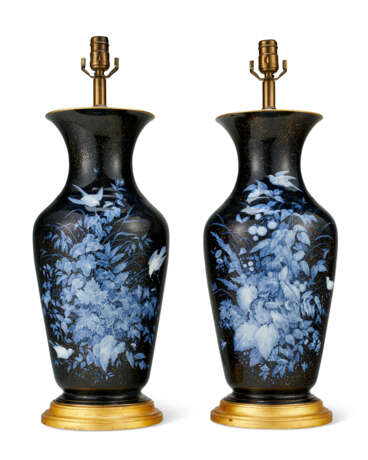 A PAIR OF LIMOGES (CHARLES PILIVUYT) PORCELAIN PATE-SUR-PATE VASES MOUNTED AS LAMPS - Foto 2