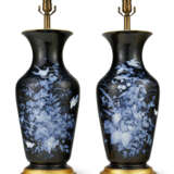 A PAIR OF LIMOGES (CHARLES PILIVUYT) PORCELAIN PATE-SUR-PATE VASES MOUNTED AS LAMPS - Foto 2