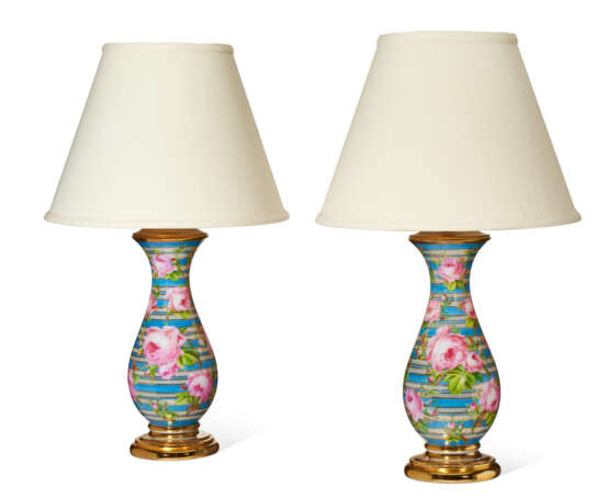 A PAIR OF FRENCH OPAQUE WHITE GLASS VASES MOUNTED AS LAMPS - Foto 1