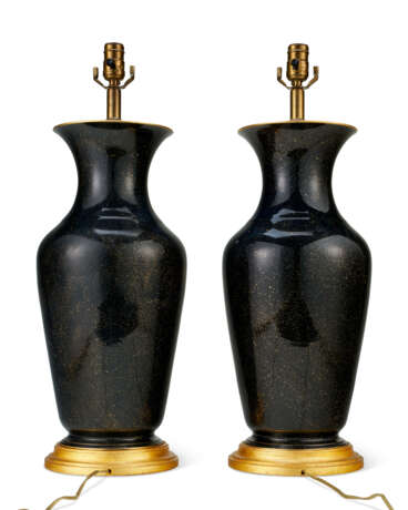 A PAIR OF LIMOGES (CHARLES PILIVUYT) PORCELAIN PATE-SUR-PATE VASES MOUNTED AS LAMPS - Foto 3