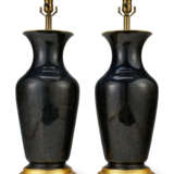 A PAIR OF LIMOGES (CHARLES PILIVUYT) PORCELAIN PATE-SUR-PATE VASES MOUNTED AS LAMPS - Foto 3