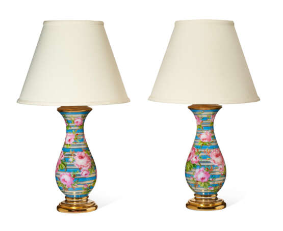 A PAIR OF FRENCH OPAQUE WHITE GLASS VASES MOUNTED AS LAMPS - Foto 2