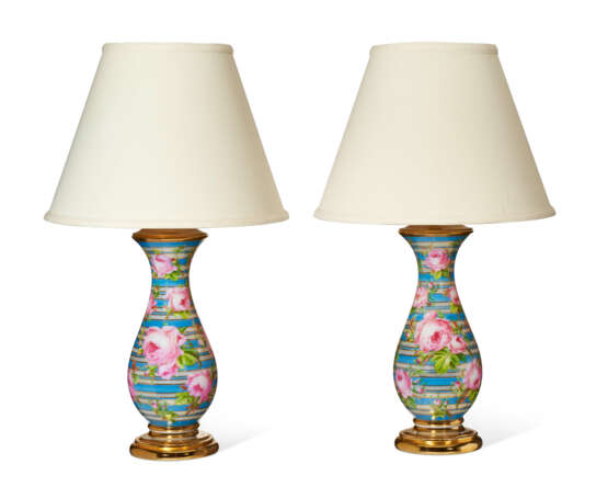 A PAIR OF FRENCH OPAQUE WHITE GLASS VASES MOUNTED AS LAMPS - Foto 3