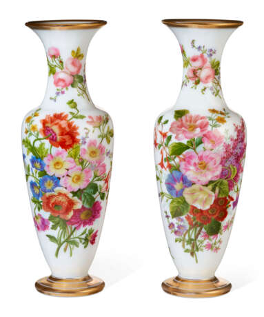 A PAIR OF FRENCH OPAQUE WHITE GLASS VASES - photo 2