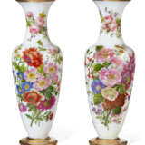 A PAIR OF FRENCH OPAQUE WHITE GLASS VASES - Foto 2