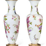 A PAIR OF FRENCH OPAQUE WHITE GLASS VASES - фото 3