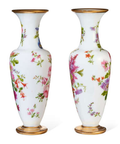A PAIR OF FRENCH OPAQUE WHITE GLASS VASES - Foto 3