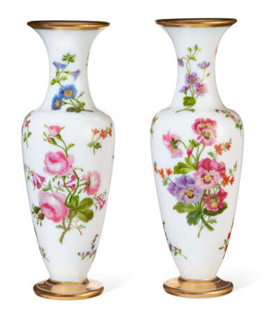 A PAIR OF FRENCH OPAQUE WHITE GLASS VASES - Foto 4
