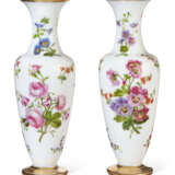 A PAIR OF FRENCH OPAQUE WHITE GLASS VASES - фото 4