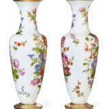 A PAIR OF FRENCH OPAQUE WHITE GLASS VASES - фото 5