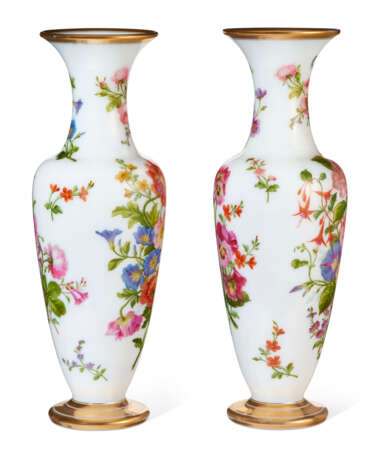 A PAIR OF FRENCH OPAQUE WHITE GLASS VASES - Foto 5