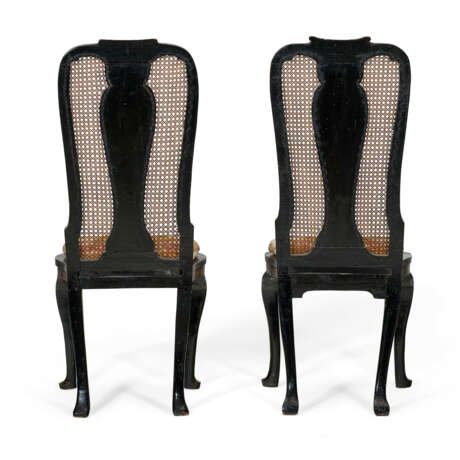 A NEAR PAIR OF ITALIAN BLACK AND GILT-JAPANNED SIDE CHAIRS - Foto 4