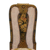 A NEAR PAIR OF ITALIAN BLACK AND GILT-JAPANNED SIDE CHAIRS - Foto 6