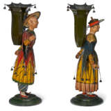 A PAIR OF ITALIAN POLYCHROME-PAINTED TÔLE FIGURAL VASES - Foto 5