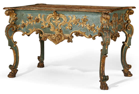 A GERMAN BLUE-PAINTED AND PARCEL-GILT CENTER TABLE - Foto 1