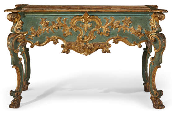A GERMAN BLUE-PAINTED AND PARCEL-GILT CENTER TABLE - Foto 2