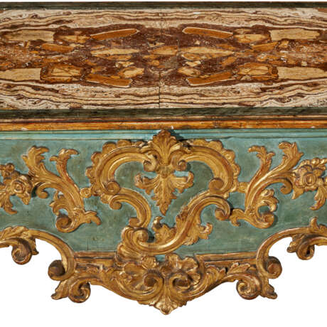 A GERMAN BLUE-PAINTED AND PARCEL-GILT CENTER TABLE - Foto 4