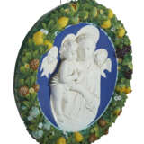 A CANTAGALLI CIRCULAR WALL PLAQUE OF THE MADONNA AND CHILD - фото 2