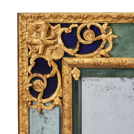 AN ITALIAN GILTWOOD AND BLUE GLASS MIRROR - Foto 3