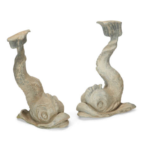 A PAIR OF ENGLISH LEAD GARDEN ORNAMENTS IN THE FORM OF DOLPHINS - Foto 1