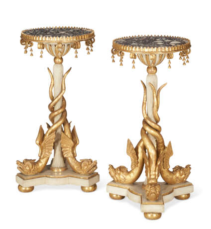A PAIR OF ITALIAN WHITE-PAINTED AND PARCEL-GILT GUERIDONS - Foto 1