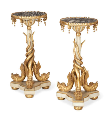 A PAIR OF ITALIAN WHITE-PAINTED AND PARCEL-GILT GUERIDONS - Foto 3