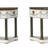 A PAIR OF MARBLE-VENEERED AND SCAGLIOLA DEMILUNE-FORM JARDINIERES - Foto 1