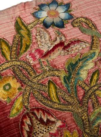 FOUR PINK SILK VELVET AND SILK EMBROIDERED CUSHIONS - photo 4