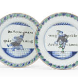 TWO CHINESE EXPORT PORCELAIN COMMEDIA DELL'ARTE 'SOUTH SEA BUBBLE' PLATES - photo 1