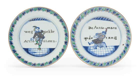 TWO CHINESE EXPORT PORCELAIN COMMEDIA DELL'ARTE 'SOUTH SEA BUBBLE' PLATES - фото 2