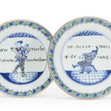 TWO CHINESE EXPORT PORCELAIN COMMEDIA DELL'ARTE 'SOUTH SEA BUBBLE' PLATES - Foto 1