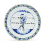 TWO CHINESE EXPORT PORCELAIN COMMEDIA DELL'ARTE 'SOUTH SEA BUBBLE' PLATES - Foto 2